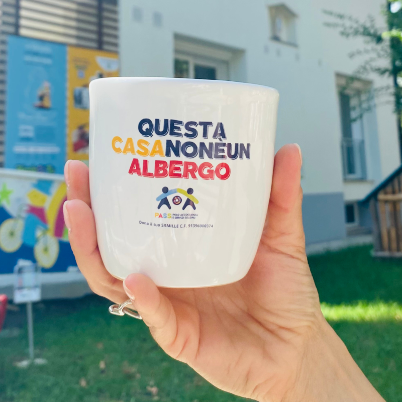 TAZZA "QUESTACASANONEUNALBERGO"